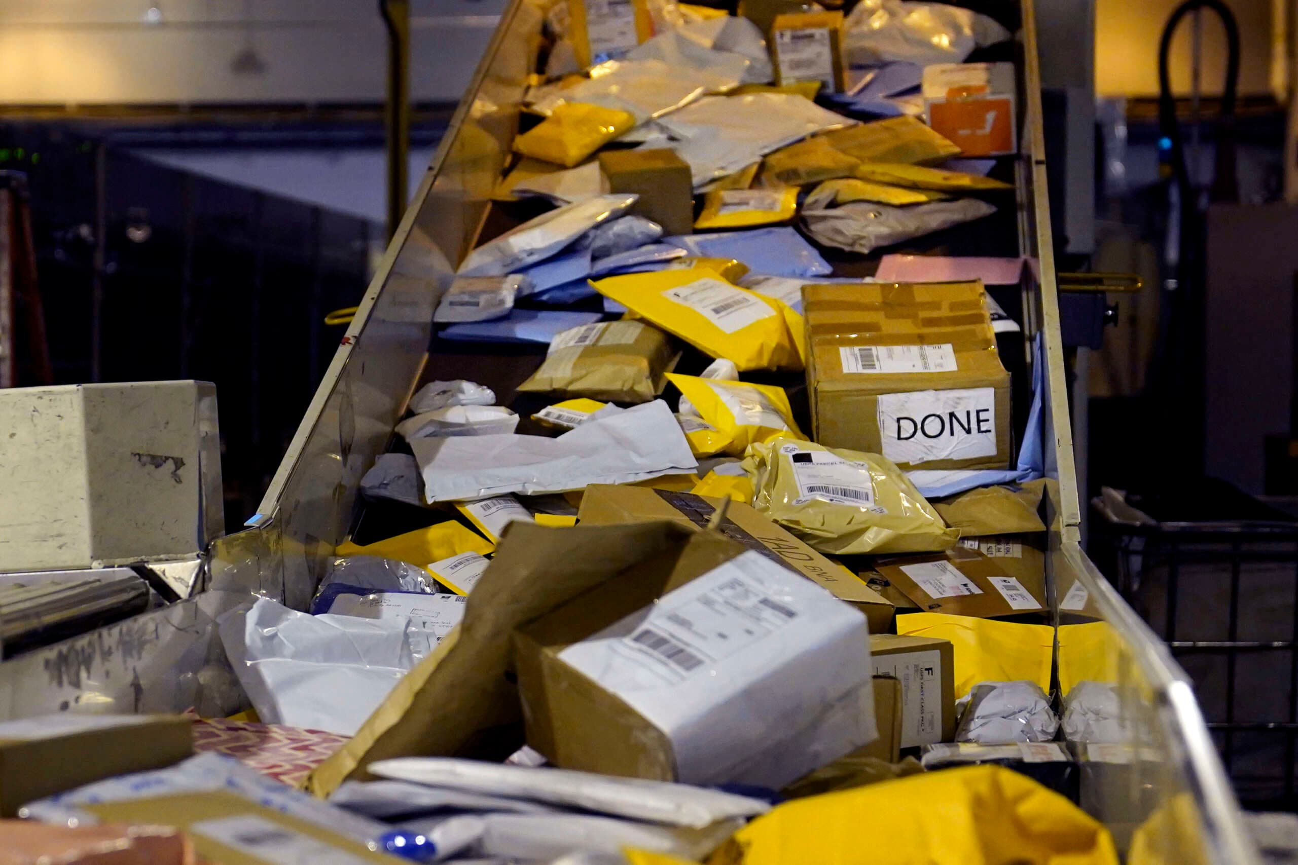 USPS fails to meet lowered service standards, GAO finds
